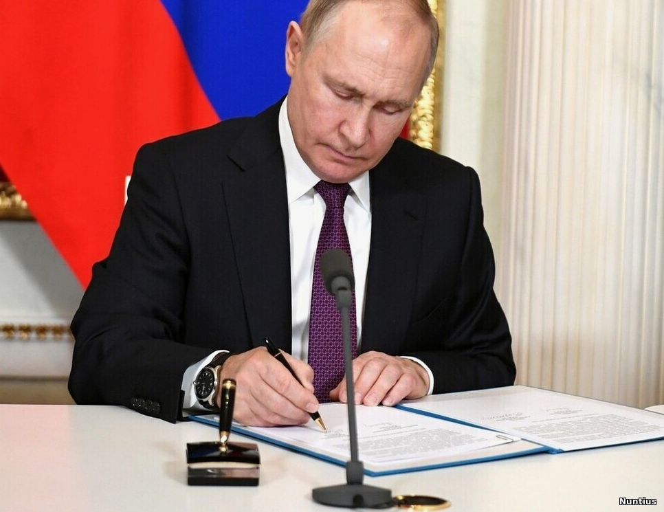 The Kremlin puts pressure on Apple: Law obliges to provide access to RuStore on Russian devices